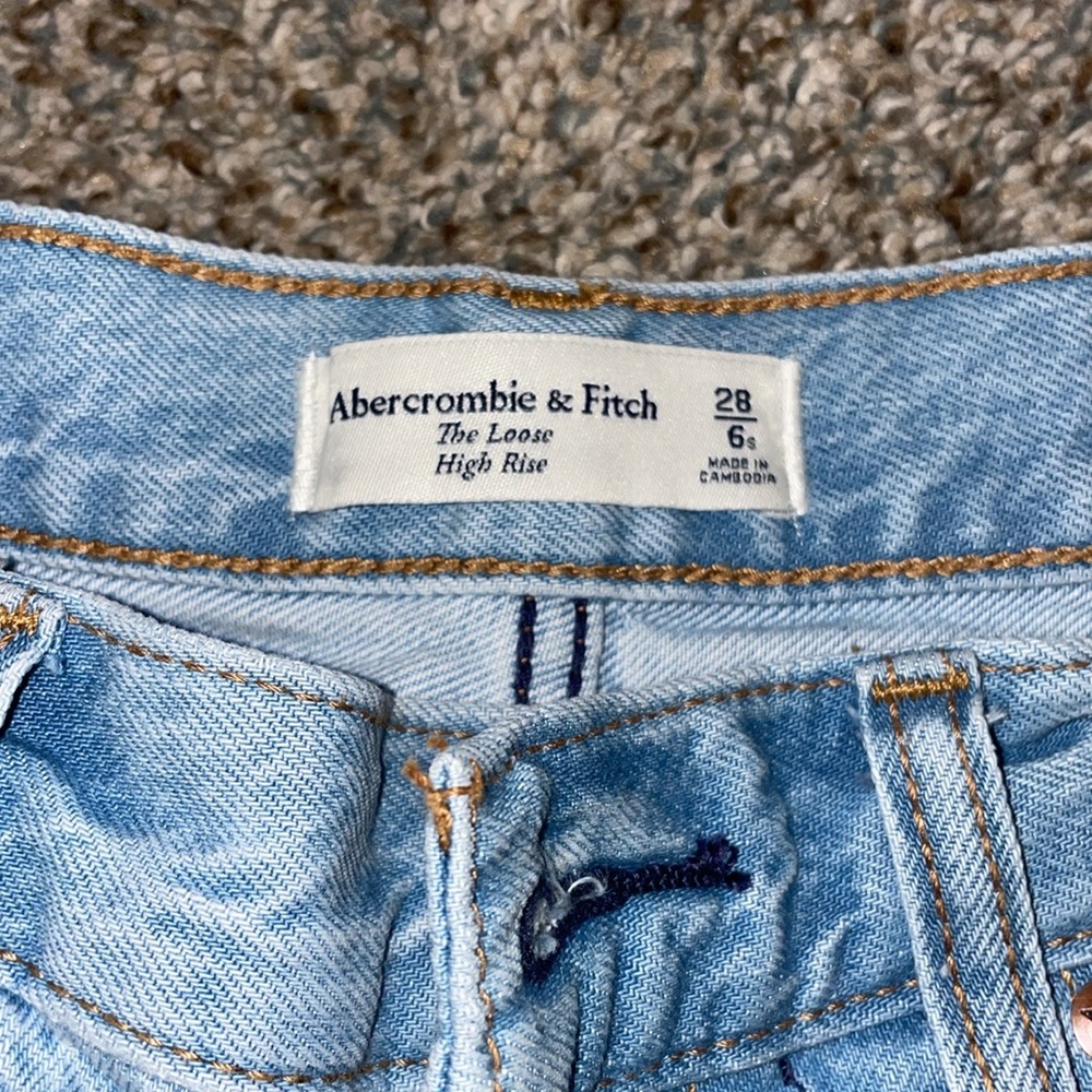 Abercrombie and Fitch Loose High Rise Jean Size 28/6 Short - Picture 3 of 8
